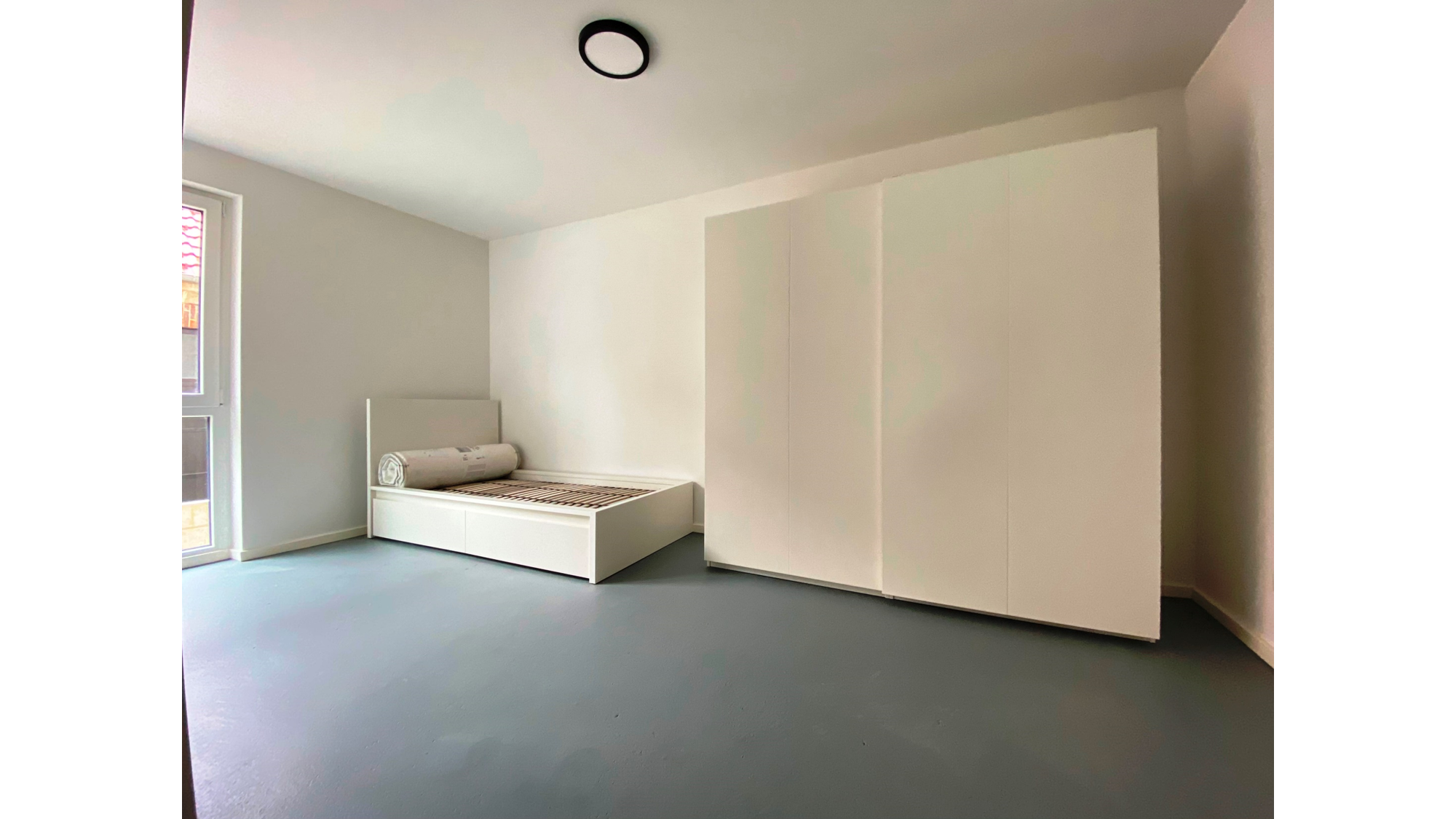 Bett und Schiebetürenschrank